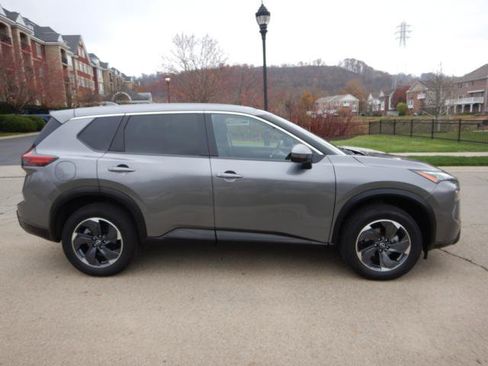 Used 2024 Nissan Rogue SV image 9