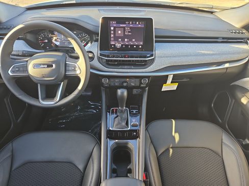 Used 2025 Jeep Compass Latitude image 2