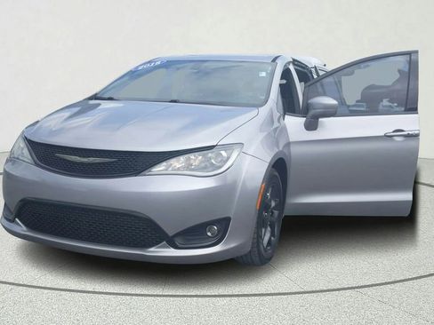 Used 2018 Chrysler Pacifica Touring Plus w/ S Appearance Package image 10