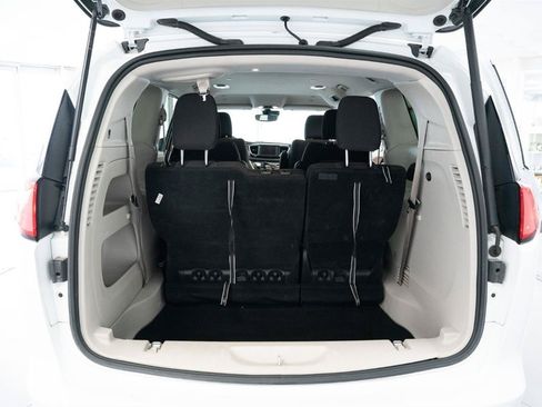 Used 2023 Chrysler Voyager LX FWD image 13