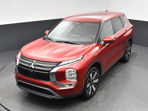 Used 2025 Mitsubishi Outlander SE image 17