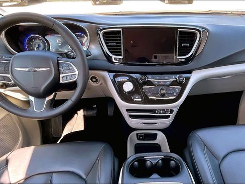 Certified 2024 Chrysler Pacifica Touring-L image 14