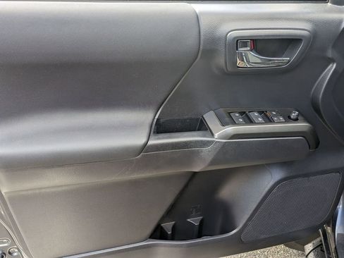 Used 2022 Toyota Tacoma TRD Off-Road image 9