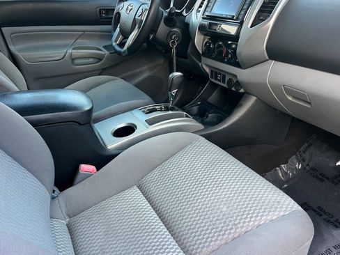 Used 2014 Toyota Tacoma PreRunner w/ SR5 Package image 18