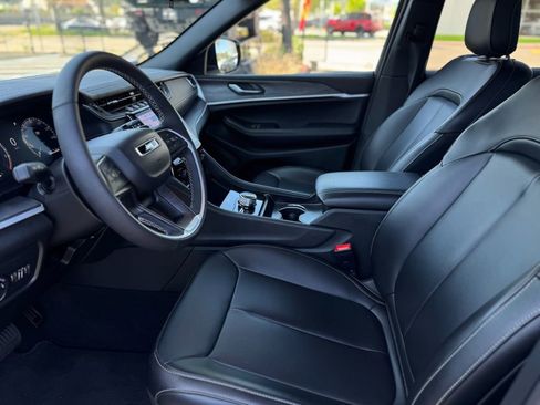 Used 2025 Jeep Grand Cherokee Limited w/ Black Appearance Package image 13