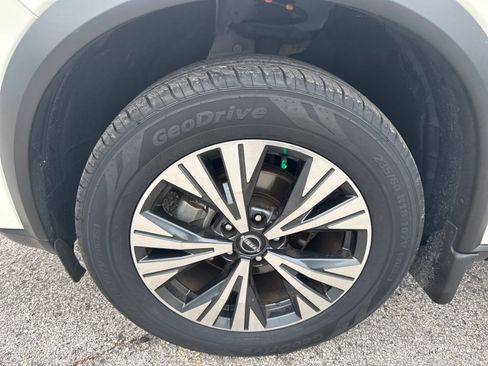 Used 2023 Nissan Rogue SV FWD image 10