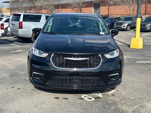 Used 2024 Chrysler Pacifica Touring-L image 8