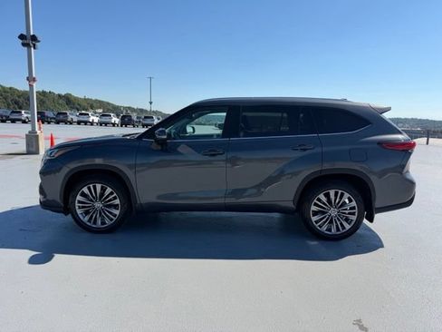 Used 2023 Toyota Highlander Platinum AWD/4WD image 6