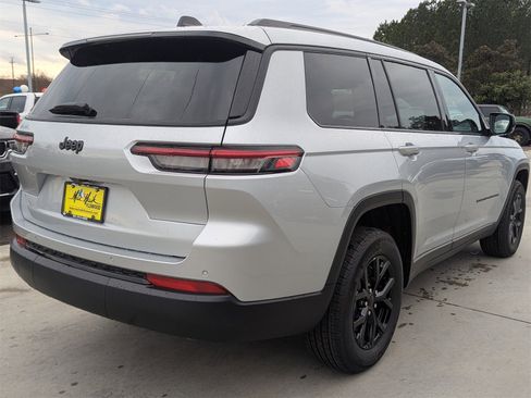 New 2025 Jeep Grand Cherokee L Altitude image 3