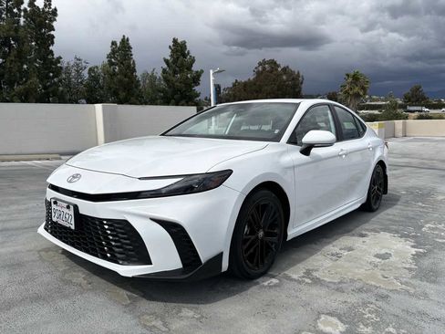 Used 2025 Toyota Camry SE image 5