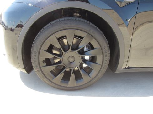 Used 2021 Tesla Model Y Long Range AWD/4WD image 4