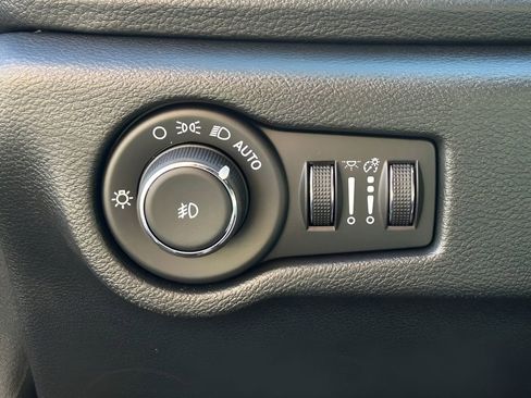 New 2026 Chrysler Pacifica Limited w/ Uconnect Theater Family Group image 27