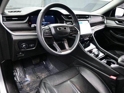 Used 2023 Jeep Grand Cherokee Limited w/ Black Appearance Package image 13