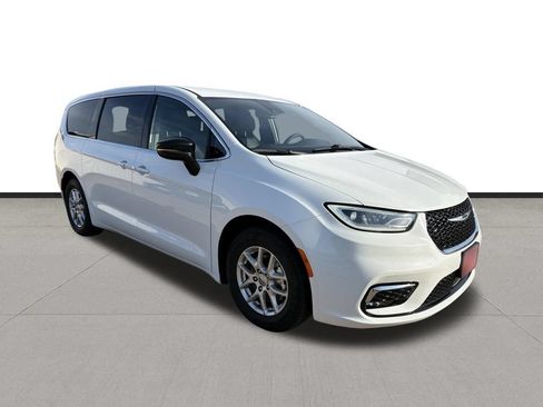 Used 2025 Chrysler Pacifica Select FWD image 7