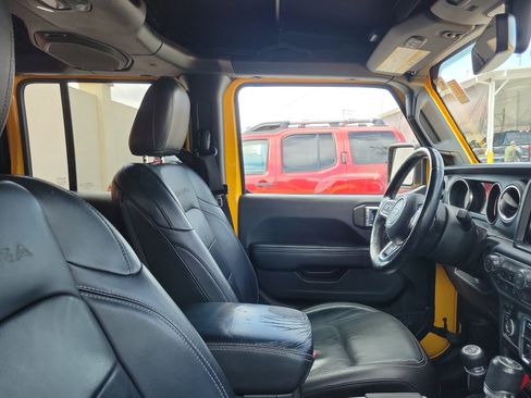 Used 2018 Jeep Wrangler Unlimited Sahara AWD/4WD image 7