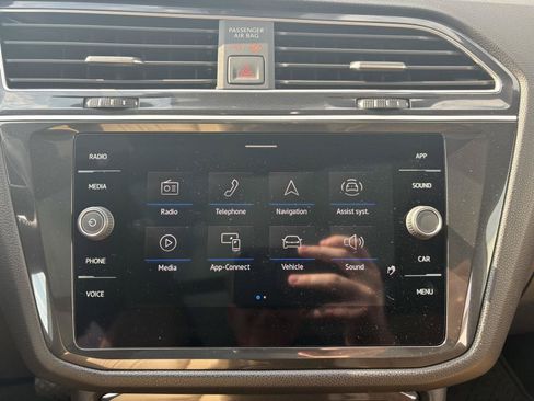 Used 2024 Volkswagen Tiguan SE w/ Panoramic Sunroof Package AWD/4WD image 19