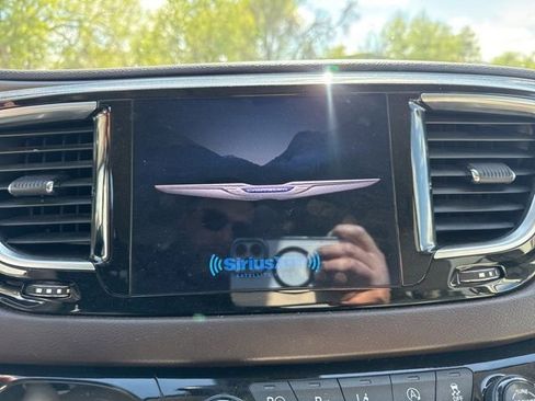 Used 2018 Chrysler Pacifica Touring-L Plus w/ Advanced Safetytec Group FWD image 12