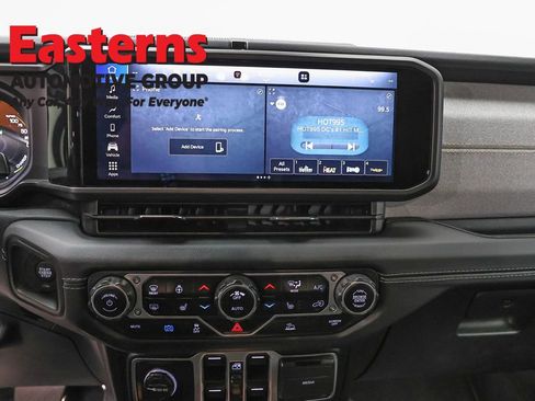 Used 2025 Jeep Wrangler Unlimited Sahara image 12