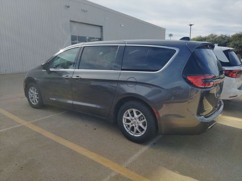Used 2023 Chrysler Pacifica Touring-L image 2