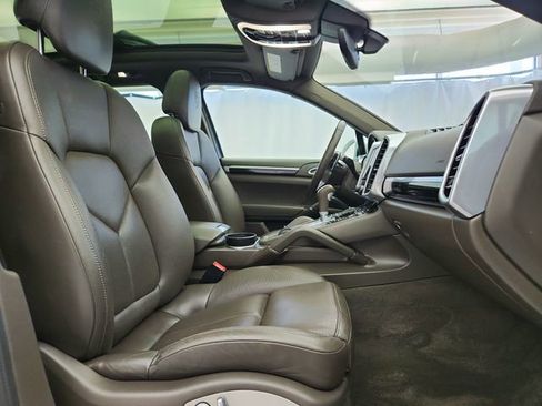 Used 2018 Porsche Cayenne Platinum Edition AWD/4WD image 26
