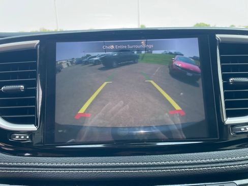 Used 2023 Chrysler Pacifica Touring-L FWD image 4
