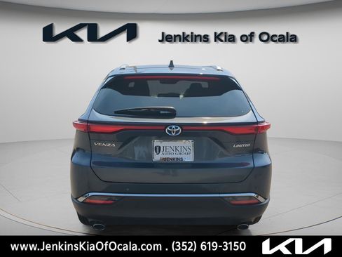 Used 2024 Toyota Venza Limited image 5