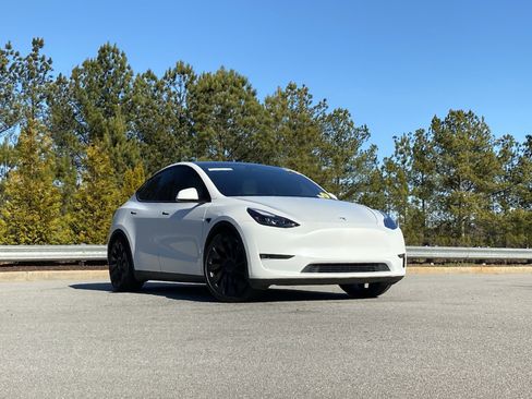 Used 2023 Tesla Model Y Long Range image 2