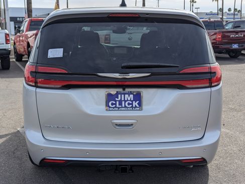 New 2026 Chrysler Pacifica Limited image 3