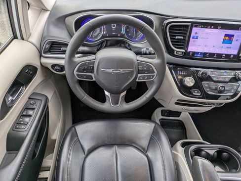 Used 2023 Chrysler Pacifica Touring-L image 16