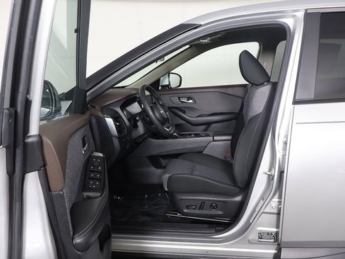 Used 2023 Nissan Rogue SV image 29