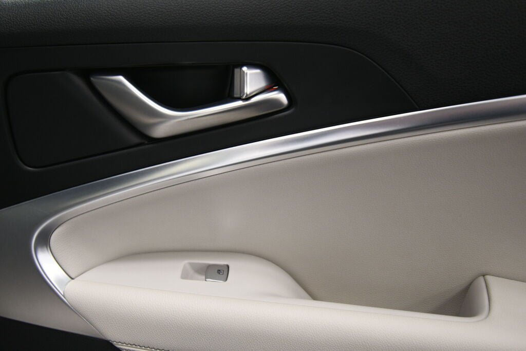 Used 2025 Genesis G70 2.5T image 25