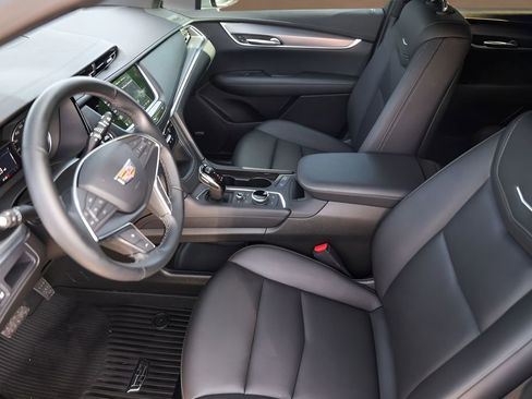 Used 2025 Cadillac XT5 Luxury w/ LPO, Floor Liner Package FWD image 9