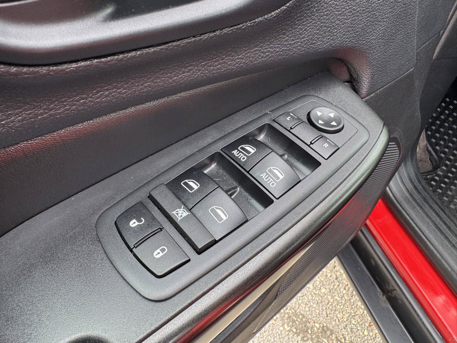 Used 2019 Jeep Cherokee Trailhawk w/ Cold Weather Group AWD/4WD image 14