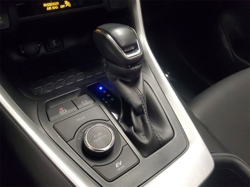 Certified 2022 Toyota RAV4 XLE Premium image 32