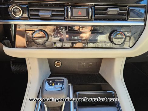 Used 2022 Nissan Pathfinder SV image 10