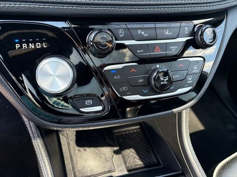 Used 2025 Chrysler Pacifica Limited FWD image 17