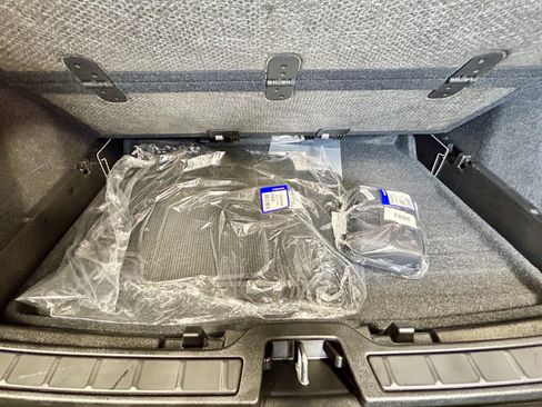 Used 2025 Volvo XC40 B5 Ultra w/ Climate Package image 13