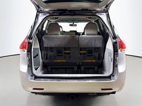 Used 2011 Toyota Sienna LE FWD image 22