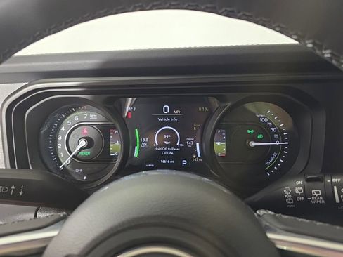 Used 2025 Jeep Wrangler Unlimited Sahara w/ Safety Group AWD/4WD image 28