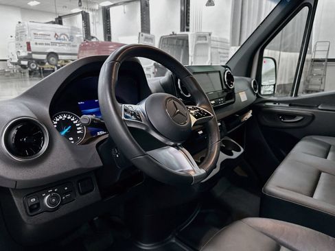 Used 2024 Mercedes-Benz eSprinter 170 Cargo image 10