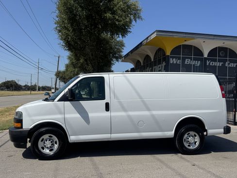 Used 2019 Chevrolet Express 2500 RWD image 2