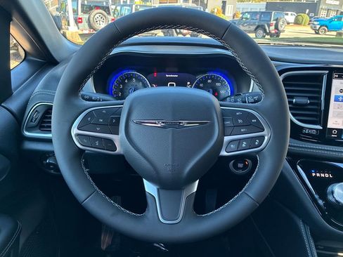 New 2026 Chrysler Pacifica Limited w/ Uconnect Theater Family Group FWD image 15