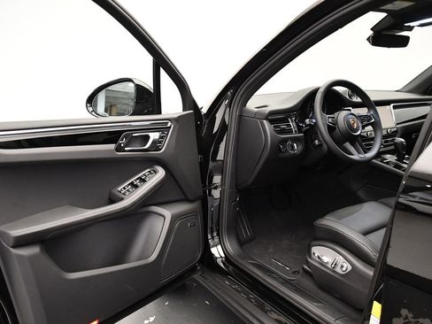 Used 2025 Porsche Macan image 38
