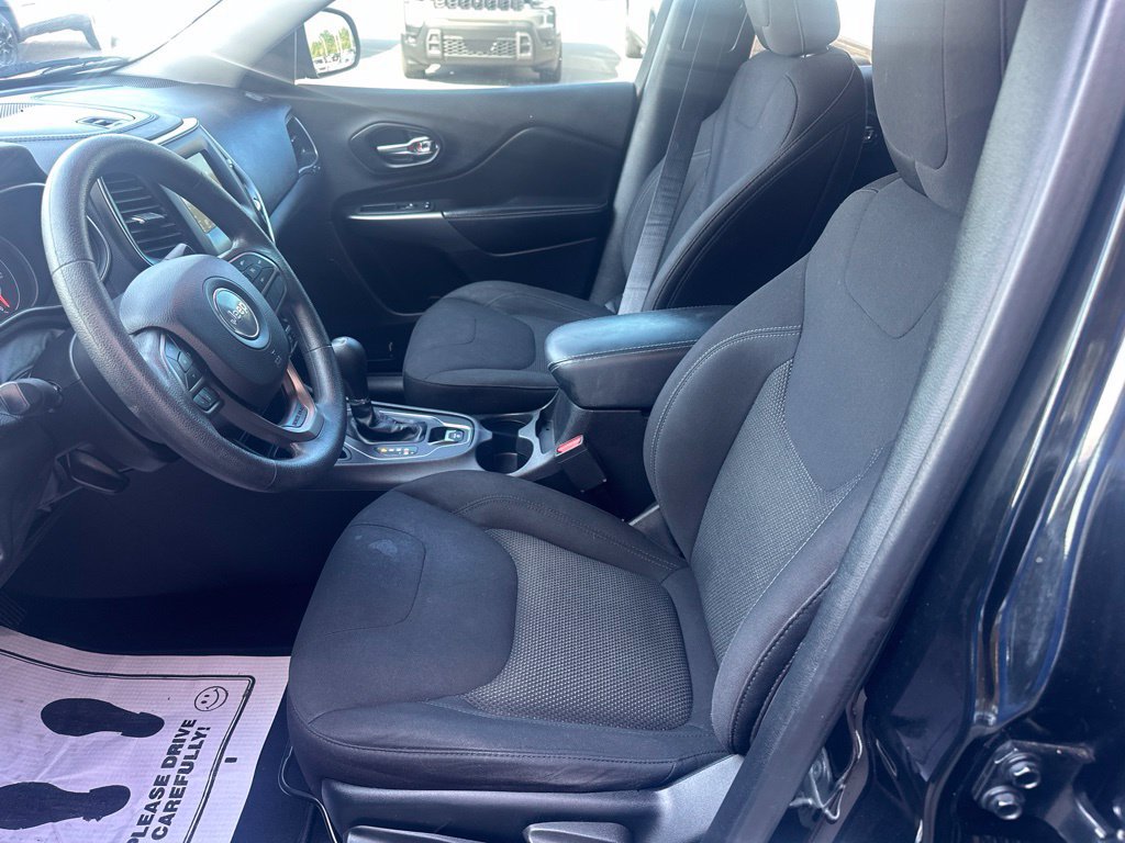 Used 2019 Jeep Cherokee Latitude w/ Popular Appearance Group FWD image 12