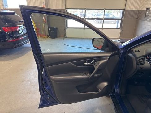 Used 2018 Nissan Rogue SV AWD/4WD image 9