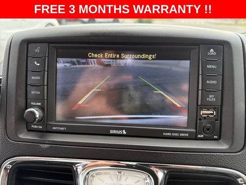 Used 2016 Chrysler Town & Country Touring FWD image 18