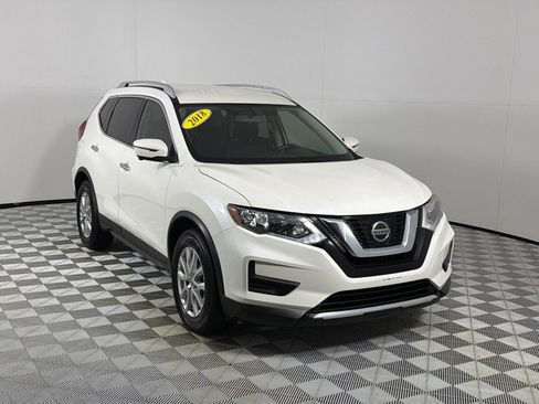 Used 2018 Nissan Rogue SV w/ Premium Package FWD image 3