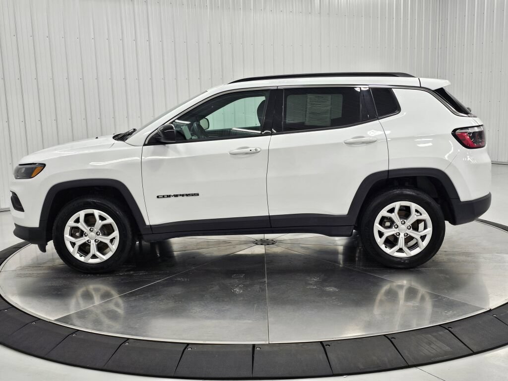 Used 2024 Jeep Compass Latitude AWD/4WD image 2