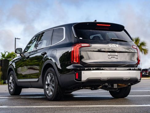 Used 2023 Kia Telluride LX AWD/4WD image 4