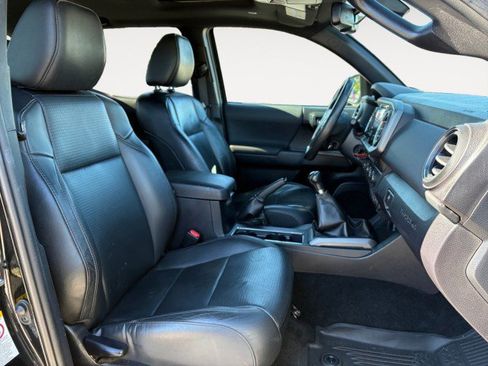 Used 2019 Toyota Tacoma TRD Off-Road w/ TRD Premium Off Road Package image 12